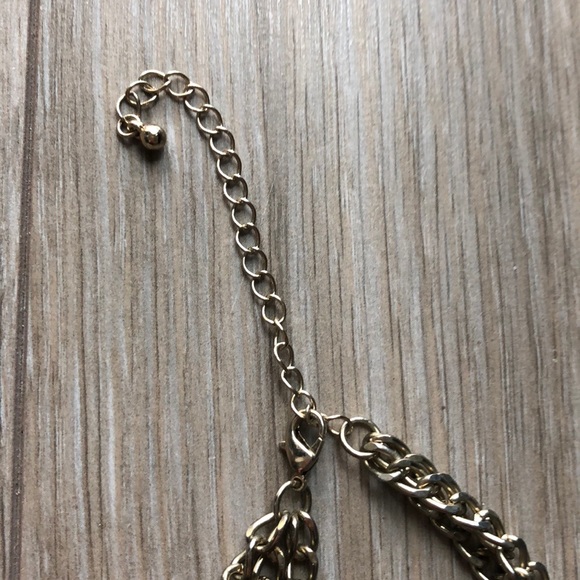 Eye-catching gold leaf necklace - Picture 3 of 3